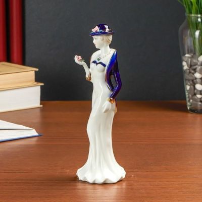 Сувенир "Мадмуазель с бутоном в ладонях" 20×7×7 см