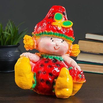 Копилка "Ягодка сидит" 26х17см