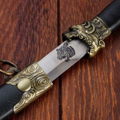 Кинжал, на ножнах мифическое чудище, под старое зол, рукоять черн, 40см