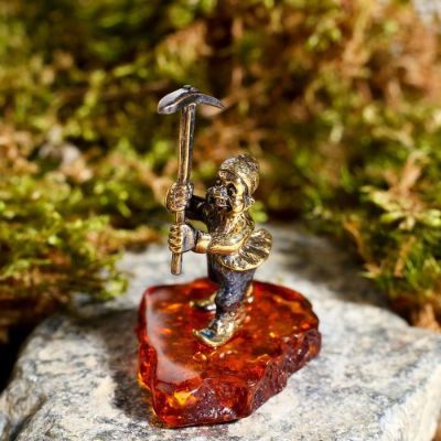 Сувенир из латуни и янтаря "Гном с киркой" маленький  3.5х4.5 см