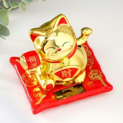 Маятник пластик от солнечной батареи "Манэки-нэко на ковре с молотком" золото 10х9х7,5 см