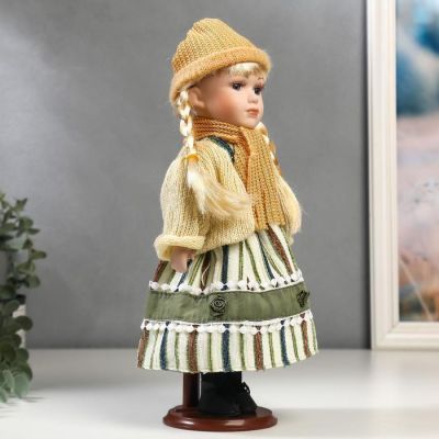 Кукла коллекционная керамика "Блондинка с косами платье зелён.полоска и белый кардиган" 30см   54832