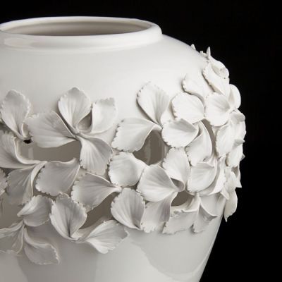 Ваза интерьерная "Россыпь лепестков" белая