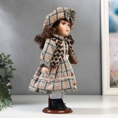 Кукла коллекционная керамика "Шатенка в бежево-зелёном наряде в клетку" 30 см