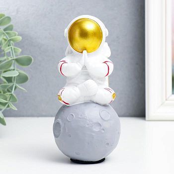 Сувенир полистоун "Астронавт - медитация" 15х7,5х7,5 см