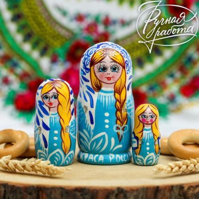 Матрёшка 3-х кукольная «Плетёт косу»