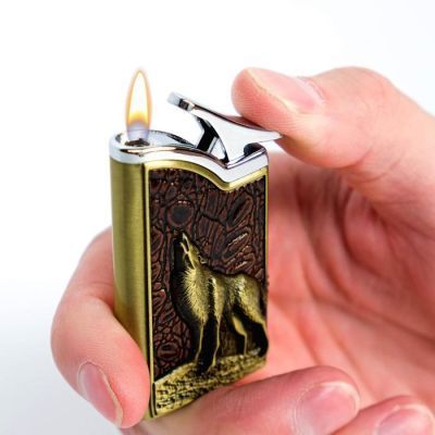 Зажигалка газовая "Воющий волк", пьезо, с фонариком, золото