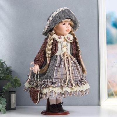 Кукла коллекционная керамика "Лаура в зелёном платье, коричневом джемпере" 40 см
