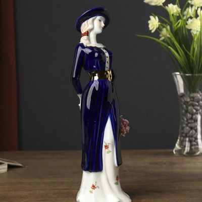 Сувенир керамика "Девушка в пальто на прогулке" 29х8х7,5 см