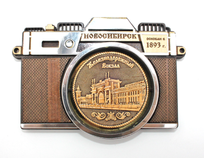 Магнит - фотоаппарат "Новосибирск. Железнодорожный вокзал" (береста)