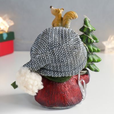 Сувенир полистоун свет "Мальчик с белкой на серой шапке и ёлкой в руках " 12,5х9х14 см