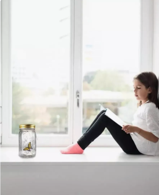 Порхающая бабочка в банке