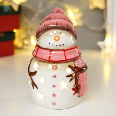 Сувенир керамика свет "Снеговик в розовой вязаной шапке и шарфе" 13,5х8х8,3 см