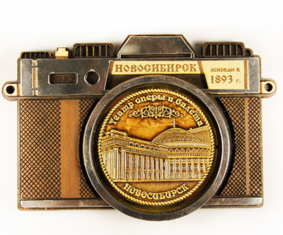 Магнит - фотоаппарат "Новосибирск, Оперный театр" (береста)