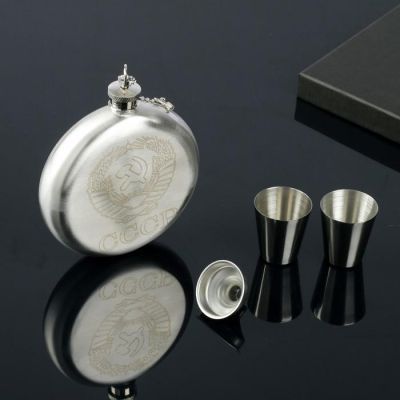 Подарочный набор 4 в 1: фляжка 240 мл  с гербом  СССР, 2 рюмки, воронка, хромированная