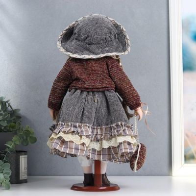 Кукла коллекционная керамика "Лаура в зелёном платье, коричневом джемпере" 40 см