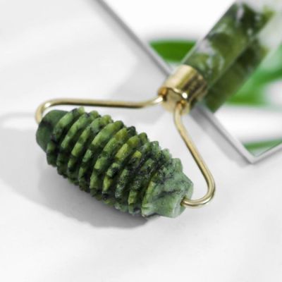 Массажёр роллер для лица с шипами "Твоя красота вдохновляет"