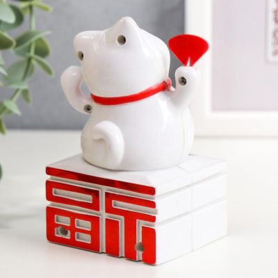 Маятник пластик от солнечной батареи "Манэки-нэко с слитком и веером" белый 11,5х8х6 см