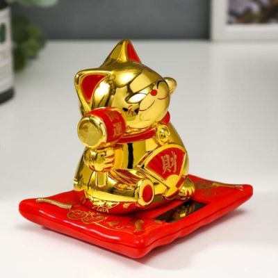 Маятник пластик от солнечной батареи "Манэки-нэко на ковре с молотком" золото 10х9х7,5 см