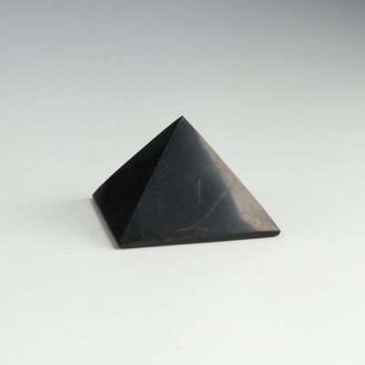 Пирамида из шунгита, полированная, 5 см