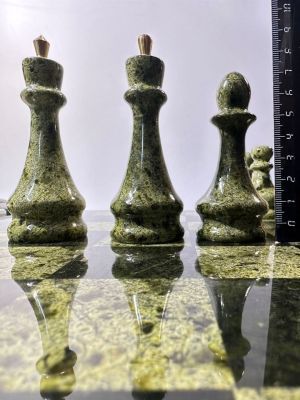Шахматы из камня змеевик (доска 38,5 х 38,5 см), доска и фигуры полностью из камня