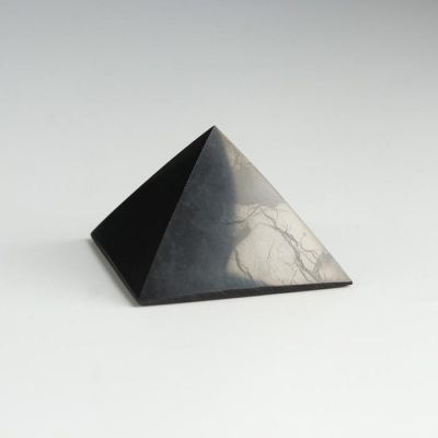 Пирамида из шунгита "Козерог", полированная, 5 см