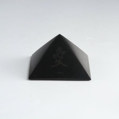 Пирамида из шунгита "Иероглиф", полированная, 5 см. микс