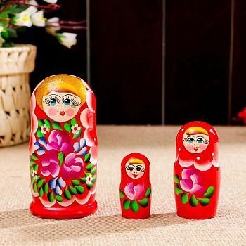 Матрёшка «Цветочки», красный платок, 3 кукольная, 10 см