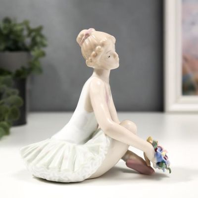 Сувенир керамика "Балерина с букетом цветов после премьеры" белый с золотом 14,5х12х14,5 см   481115