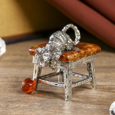 Сувенир из бронзы и янтаря "Кот с мячиком"  6,3 см