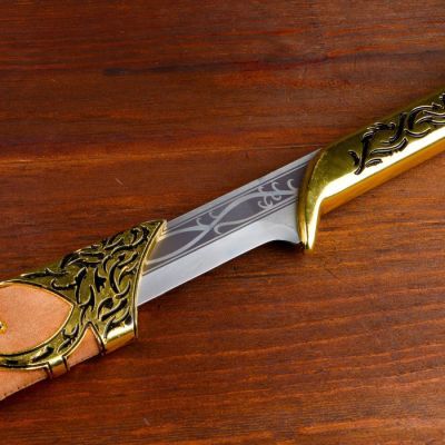 Сув. изделие кинжал на подставке, рукоять золото, 70см, клинок 48 см