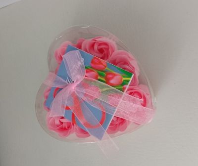 Набор мыльных лепестков в виде сердца (12 розовых бутонов) 12 х 11,5 см + мини-открытка "8 марта"