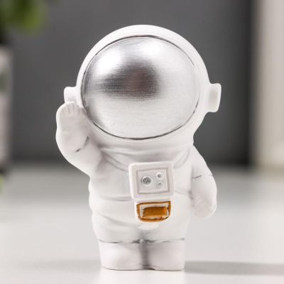 Сувенир полистоун "Астронавт в белом скафандре с серебряным шлемом - привет!" 7х4х4,5 см