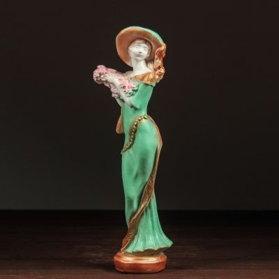 Фигура "Девушка в шляпе" малая белая/золото 10х13х38см  МИКС