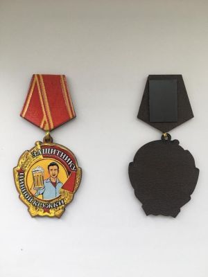 Магнит-медаль "Защитнику пивной кружки" (дерево)