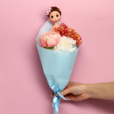 Букет с игрушкой «Кукла Мила»