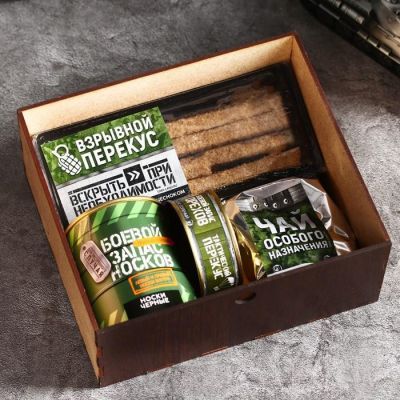 Подарочный набор «Стратегический»: чай 50 г, гренки 100 г, арахис 100 г, носки р-р 43