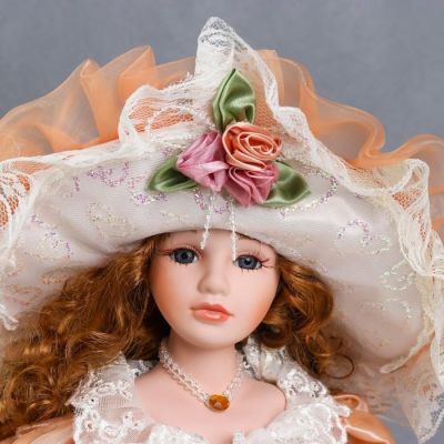 Кукла коллекционная керамика "Леди Виктория в нежно-персиковом платье, с зонтом" 45 см