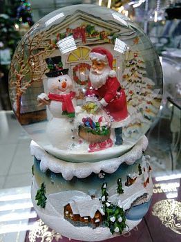 Фигурка декоративная в стеклянном шаре "Дед Мороз" с музыкой (12х12х15см)