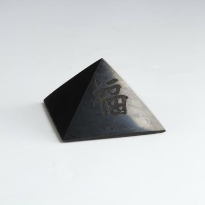 Пирамида из шунгита "Иероглиф", полированная, 5 см. микс