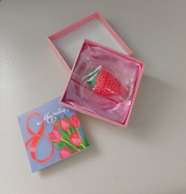Флешка "Клубничка" в подарочной коробке "С 8 марта" (на 4гБ)