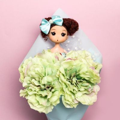 Букет с игрушкой «Кукла Алиса»