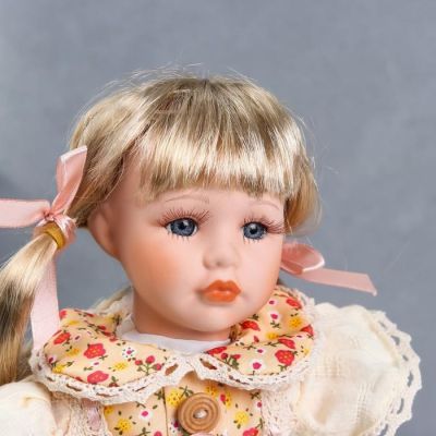 Кукла коллекционная керамика "Иришка в бежево-оранжевом платье с цветами и мишкой" 30 см