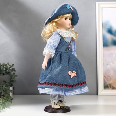 Кукла коллекционная керамика "Блондинка с кудрями, бежевый свитер зелёная юбка" 40 см