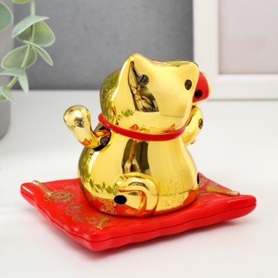 Маятник пластик от солнечной батареи "Манэки-нэко на ковре с молотком" золото 10х9х7,5 см