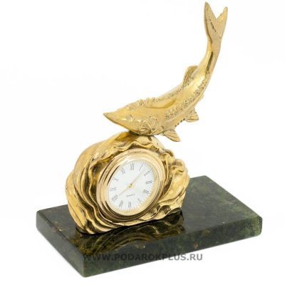 Часы "Осетр на волне" бронза змеевик (11 х 12 см)