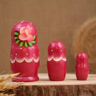 Матрёшка «Цветочки», красный платок, 3 кукольная, 10 см