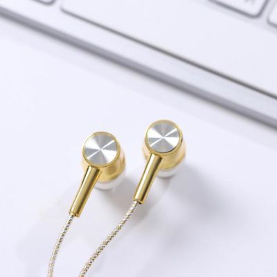 Наушники вакуумные и резинки для волос на открытке «Ты прекрасна», 11 х 20,8 см