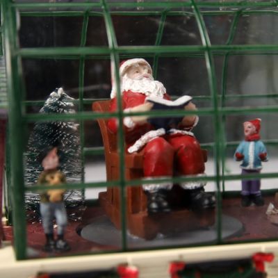 Светодиодная фигура «Дед Мороз на кресле» 23 × 15 × 14 см, полистоун, батарейки ААх3 (не в комплекте), USB, свечение мульти