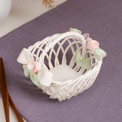 Конфетница "Сувенирчик", с ручкой, белая, цветная лепка, плетение, 9 см, микс